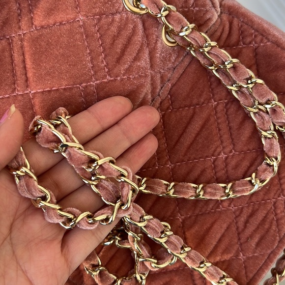 Mini pink velvet bag with chain straps - Picture 4 of 7